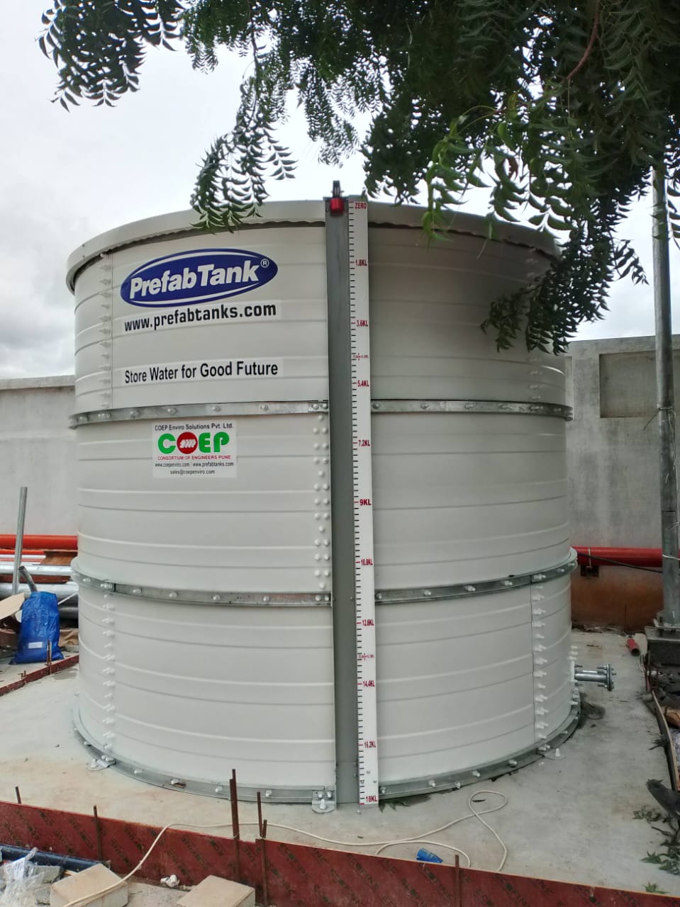 White Zinc Aluminium Steel tank with level gauge and PrefabTank branding