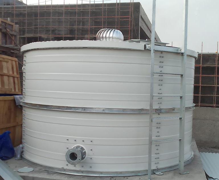 Compact Zinc Aluminium Steel tank with roof ventilator and ladder